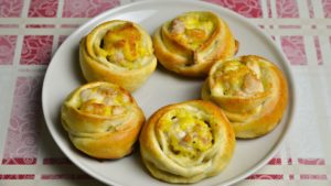 Булочки из слоеного теста с курицей Булочки из слоеного теста с курицей