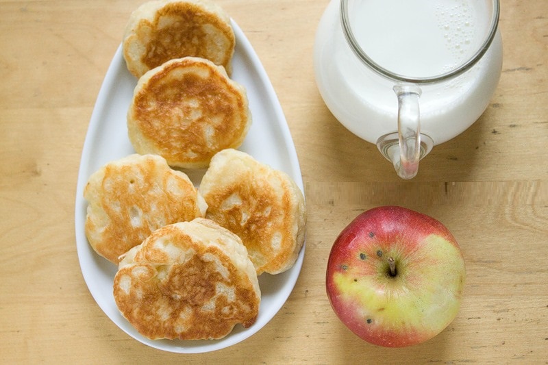 Яблочные оладьи на молоке пышные на сковороде рецепт с фото