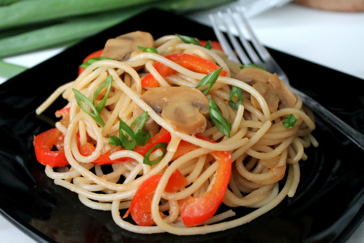 Макароны с овощами рецепт на сковороде. Спагетти с овощами. Спагетти с овощами и соевым соусом. Спагетти в соусе с овощами. Спагетти с овощами и грибами.