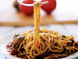 Запечённые спагетти с томатным соусом, сыром и шампиньонами