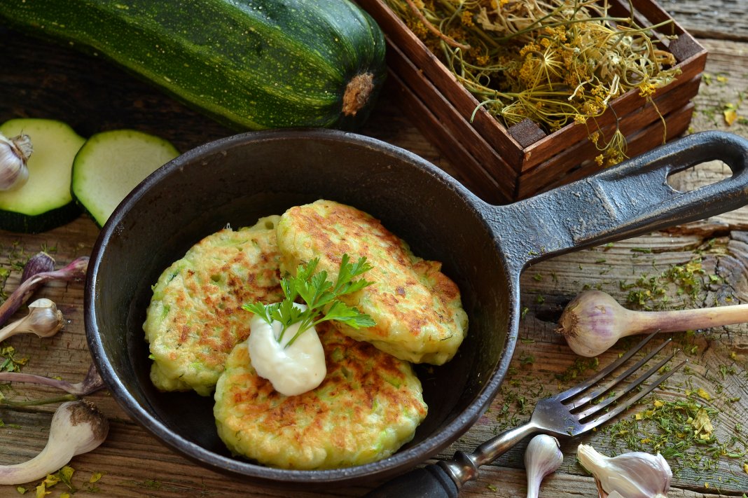 Кабачковые оладьи рецепт на сковороде простой и вкусный с чесноком пошаговый фото классический