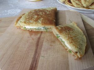 Простой рецепт жареных на сковороде лепешек с сыром и зеленью из тонкого теста