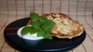Рецепт вкусных оладушек с сыром и чесноком