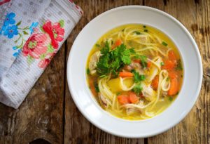 Секреты приготовления куриного супа и домашней лапши