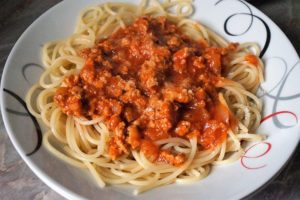 Спагетти болоньезе — рецепт с томатной пастой