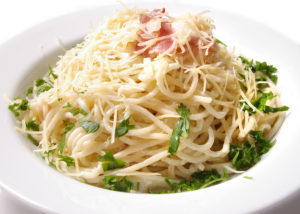 Спагетти карбонара с беконом без соуса
