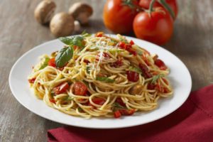 Спагетти карбонара с помидорами