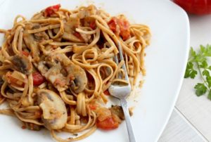 Спагетти с грибами и овощами