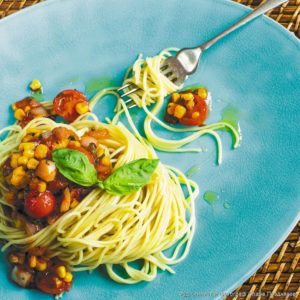 Спагетти с кукурузой и зеленью