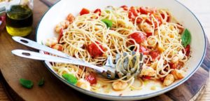 Спагетти с морепродуктами в сметанно-сырном соусе