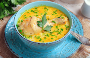 Суп лапша с курицей, грибами и колбасным сыром