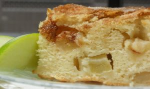 «Полосатый» бисквитный пирог с яблочной начинкой на кефире
