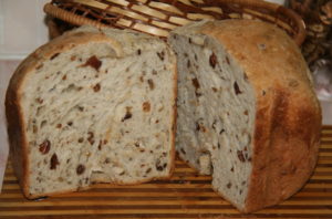 Белый хлеб в хлебопечке с корицей и изюмом