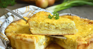 Быстрый французский пирог с луком, яйцами и плавленым сыром