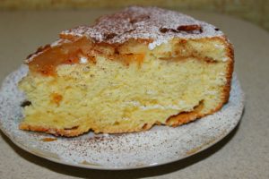Быстрый яблочный пирог из бисквитного теста с ванилью