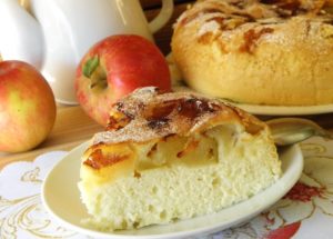 Вкусная шарлотка с яблоками в духовке на кефире