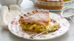 Дрожжевой пирог с лимоном и яблоком