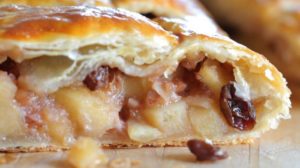 Дрожжевой пирог с яблоками в духовке – «Штрудель» из картофельного теста