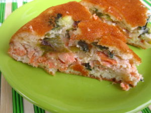 Несладкий сметанный пирог с красной рыбой и сыром