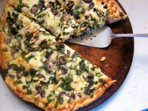 Оригинальная пицца с грибами, баклажанами и зеленью