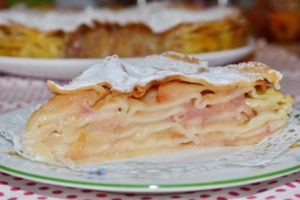 Пирог из слоеного бездрожжевого теста с яблоками