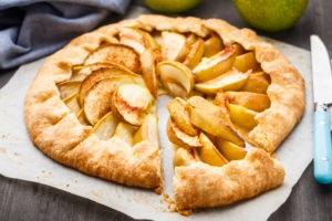 Пирог из слоеного дрожжевого теста с яблоками