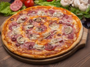 Пицца в домашних условиях: рецепт с помидорами и колбасой