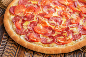 Пицца с помидорами, колбасой и сыром дрожжевая