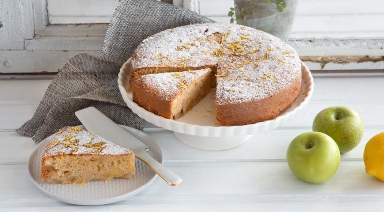 Шарлотка с манкой рецепт с фото пошаговый