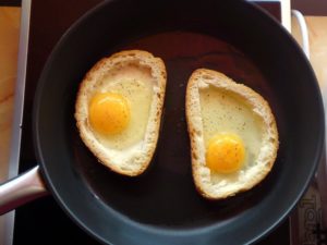 Простая яичница в хлебе на сковороде