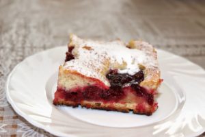 Простой пирог с вишней – общие принципы приготовления