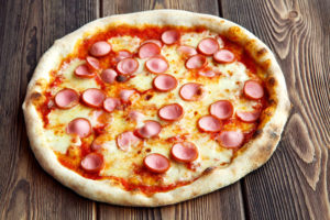 Рецепт пиццы с колбасой и сыром