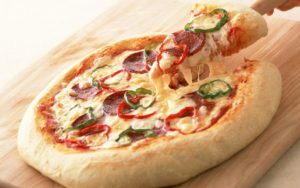 Рецепт пиццы с колбасой и сыром (дополненный болгарским перчиком и зеленью)