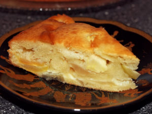 Слоёный пирог на кефире с яблоками