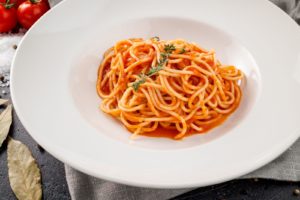 Спагетти в чесночно-томатном соусе