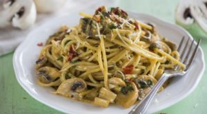 Спагетти с грибами в сливочном соусе (с горошком)