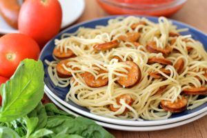 Спагетти с сосисками в горчичном соусе