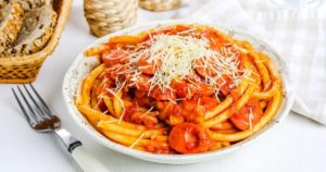 Спагетти с сосисками в томатном соусе