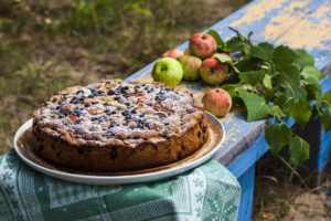 Шарлотка на сковороде с яблоками, ягодами, медом и орехами
