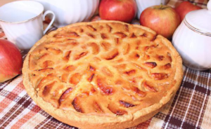 Яблочный пирог на сковороде из сметаны